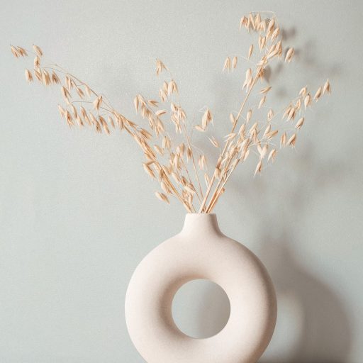 Finoman szőtt természetes egyszínű minta meleg bézs és lágy szürkés krém tónus tapéta