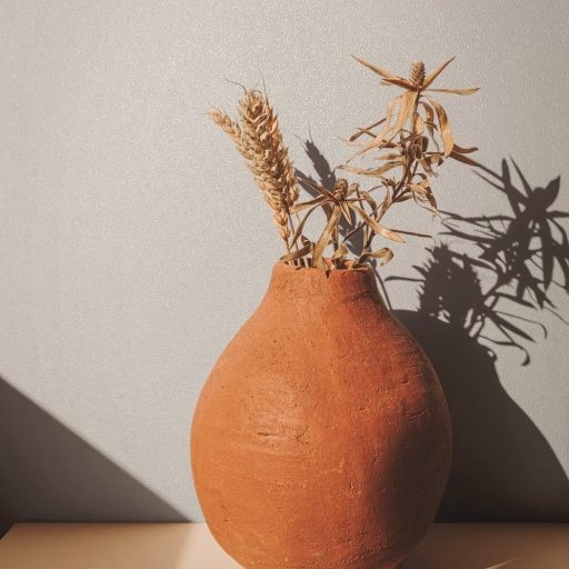 Finoman szőtt természetes egyszínű minta ecru és leheletnyi gyönyház tónus tapéta