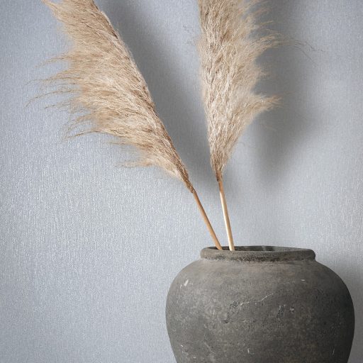 Finoman texturált természetes minta egyfajta grafikai fegyelemmel hűvös világoskék fehér és gyöngyház tónus finom fény tapéta