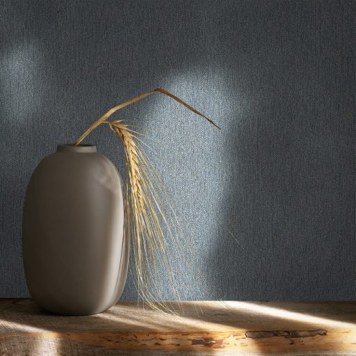 Finoman texturált természetes minta egyfajta grafikai fegyelemmel kék/tengerkék szürke és antracit tónus finom fény tapéta