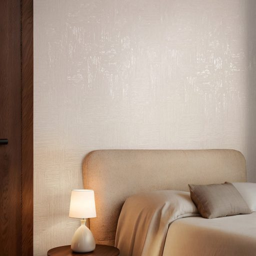 Dinamikus texturált geometriai minta különböző irányú ecsetvonás-szerű vonalakkal ecru világosbézs és gyöngyház tónus tapéta