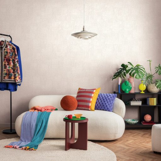 Dinamikus texturált geometriai minta különböző irányú ecsetvonás-szerű vonalakkal ecru világosbézs és gyöngyház tónus tapéta