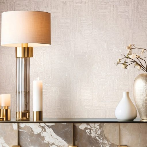 Dinamikus texturált geometriai minta különböző irányú ecsetvonás-szerű vonalakkal ecru világosbézs és gyöngyház tónus tapéta