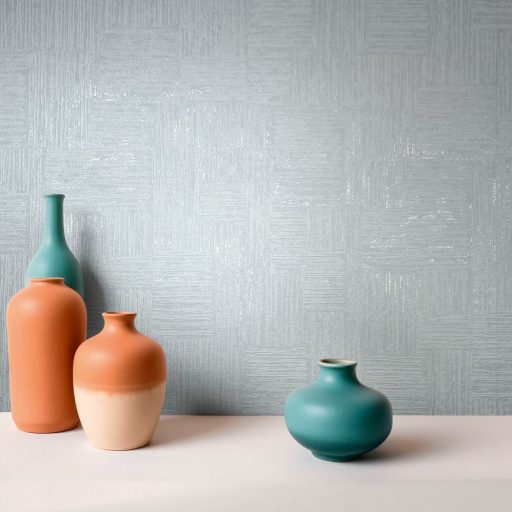 Dinamikus texturált geometriai minta különböző irányú ecsetvonás-szerű vonalakkal jégkék ezüst és gyöngyházfehér tónus tapéta