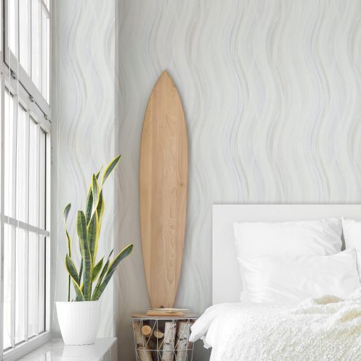 Akvarell hullámzó ecsetvonások grafikus minta pasztell árnyalatokban fehér/ezüstfehér halvány kékesszürke és homokbézs tónus tapéta