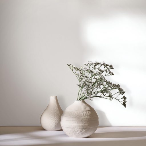 Apró szabálytalan szemcsés textúrájú egyszínű minta fehér/krémfehér tónus tapéta