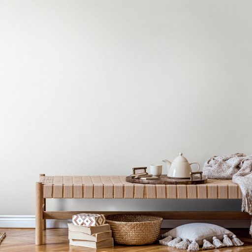 Apró szabálytalan szemcsés textúrájú egyszínű minta meleg krémes-fehér/krémszürke tónus tapéta