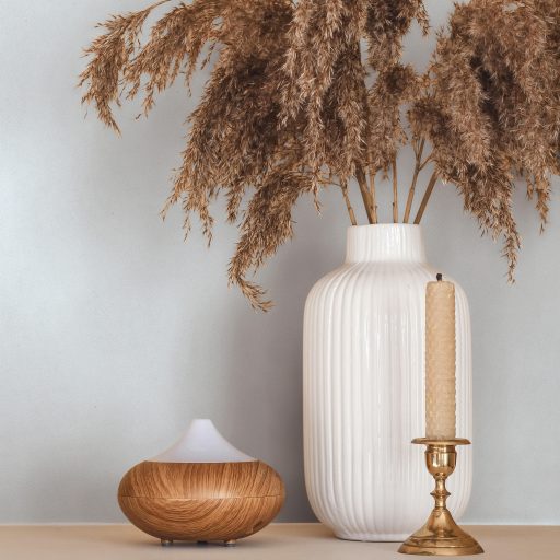 Apró szabálytalan szemcsés textúrájú egyszínű minta halvány rózsaszín tónus tapéta