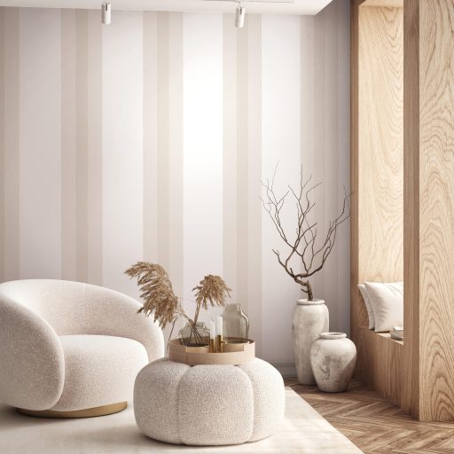 Tónusos csíkok váltakozó szélességben pasztell árnyalatban fehér meleg homokbézs és szürkésbézs tónus tapéta