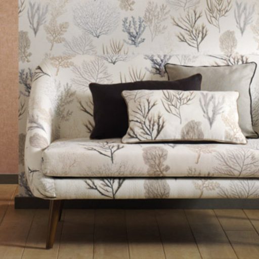 Casadeco Rivage 84209220 TISSU CORAIL Natur Különböző korallfajták megjelenítése krémfehér bézs kék szürke antracit dekoranyag