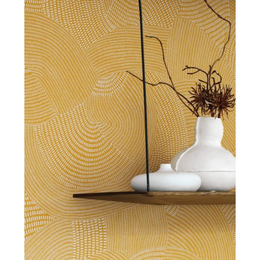 Casadeco Nangara NANG84412315 TJALA JAUNE MOUTARDE Grafikus ősi kavargó etno minta szürkésfehér mustársárga tapéta