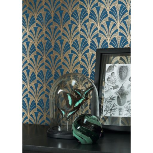 Casadeco 1930, 85736313 PALMETTE Art Deco design kis pálmákból ofszet hatás kék sötétkék arany fénylő mintarajzolat tapéta