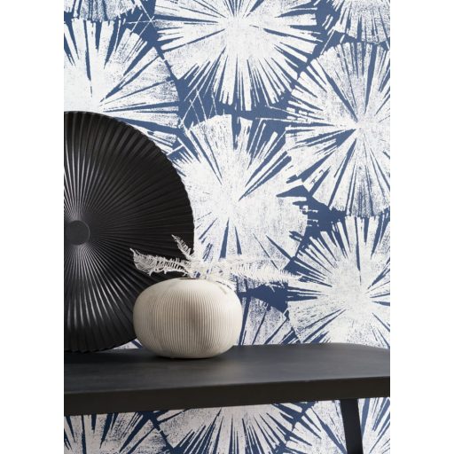 Grafikus stilizált tavirózsa virágok törtfehér indigókék tapéta