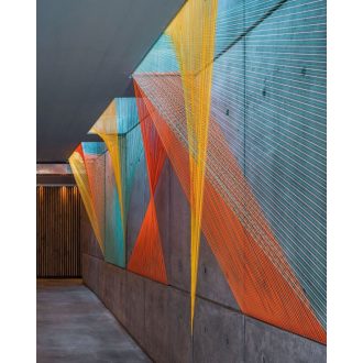   Casadeco Perception PRISM "M" 86556915 Prizma installáció egy brooklyni apartmanházból beton kék sárga falpanel