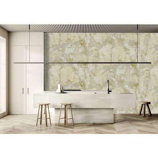 Arany lehelet a kövön - visszafogott színezésű márványminta krémfehér halvány zsálya aranysárga és olívzöld tónus fémes hatás tapéta