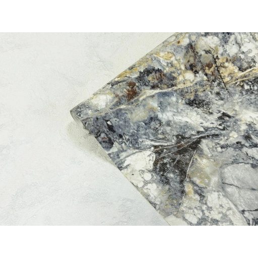 Gránit amelybe villám csapott - kőzetzárványok között erezetek cikáznak antracit palaszürke arany és törtfehér tónus tapéta