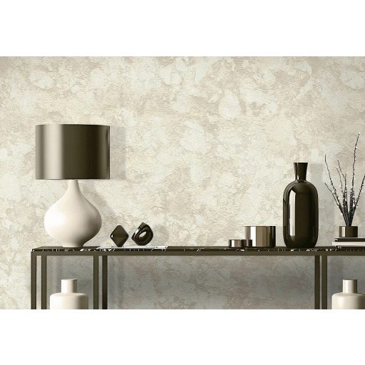 Csendesedő homokvihar - szabálytalan kőzetzárványok és karcos vonalak márványa krémes-drapp és halvány aranyokker tónus tapéta