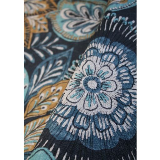 Egzotikus virágok és levelek szövevénye textil háttéren indigókék szürkésbézs türkizkék és kék tónus tapéta