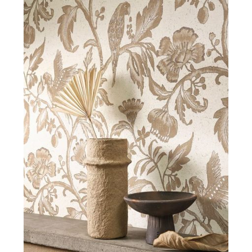 Nyers vászon alapon levelek és papagájok egzotikus mintája krém/bézs (gyapjúszín) és konyakszín tónus tapéta