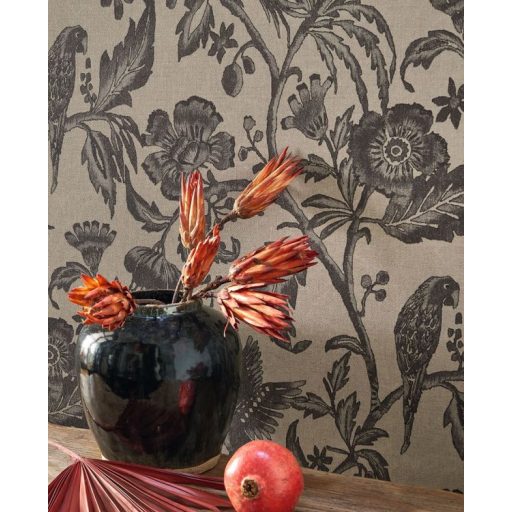Nyers vászon alapon levelek és papagájok egzotikus mintája szürkésbarna és fekete tónus tapéta