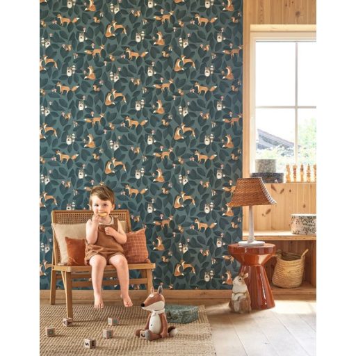 Sűrű levélzet háttérből kiemelkedő erdei állatok tintakék barna szürke piros és fehér tónus tapéta