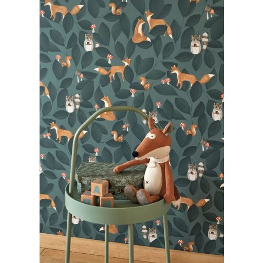 Sűrű levélzet háttérből kiemelkedő erdei állatok tintakék barna szürke piros és fehér tónus tapéta