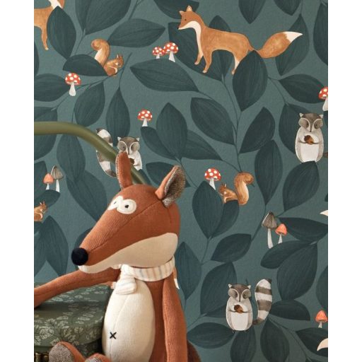 Sűrű levélzet háttérből kiemelkedő erdei állatok tintakék barna szürke piros és fehér tónus tapéta