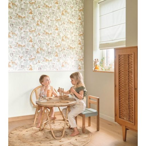 Sűrű levélzet háttérből kiemelkedő erdei állatok fehér mandulazöld szürke barna és piros tónus tapéta