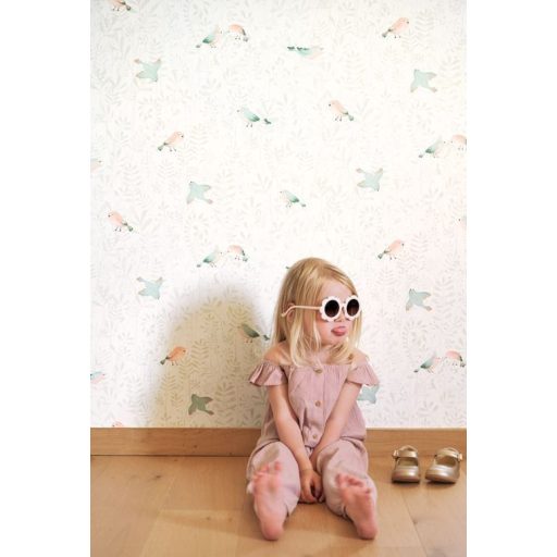 Lombok hátterében madarak repdesnek csipegetnek - egy igazi madárház krémfehér égszínkék rózsaszín és bézs tónus tapéta