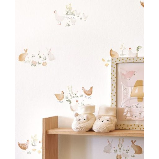 A farm sztárjai : kíváncsi cicák csipkelődő tyúkok és éhes nyulak krémfehér barna sárga és szines tónus tapéta