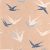 Rajokban repülő fecskék festői látványa bézses rózsaszín krém/bézs ezüst és sötétszürke tónus finom fémes fény tapéta