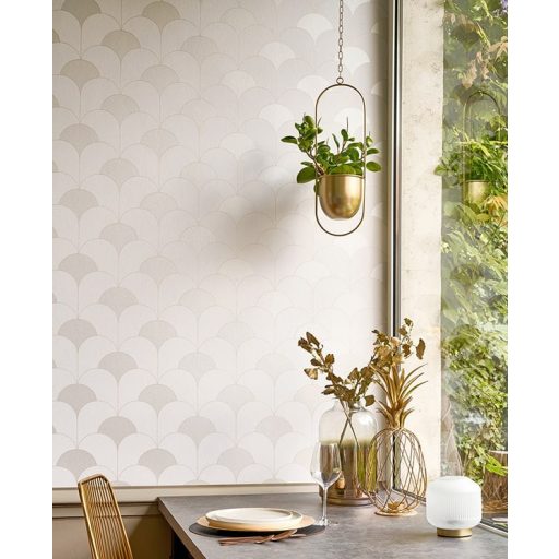 Ívelt egymást átfedő félkörök geometrikus Art Deco stílusú mintája törtfehér pezsgőszín és ezüstszürke tónus irizáló részletek tapéta