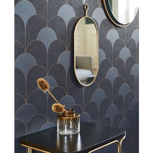 Ívelt egymást átfedő félkörök geometrikus Art Deco stílusú mintája viharkék sötétkék és arany tónus irizáló részletek tapéta