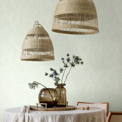 Trópusi elegancia Art deco jegyekkel - stilizált pálmalevél mintázat pasztell mentazöld és törtfehér tónus tapéta