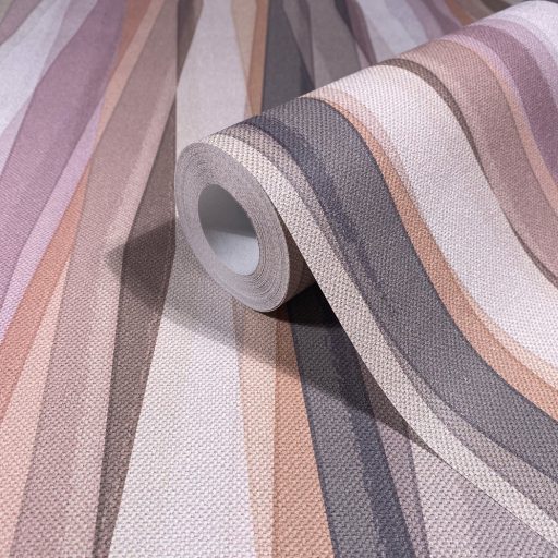 Hullámzó függönyszerű kissé boho csikos minta pasztell színskálán barack púderrózsaszín lila narancs szürke és bézs tónus tapéta