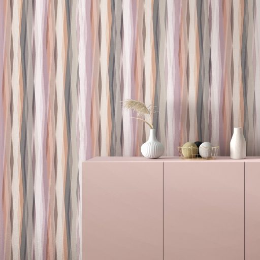 Hullámzó függönyszerű kissé boho csikos minta pasztell színskálán barack púderrózsaszín lila narancs szürke és bézs tónus tapéta