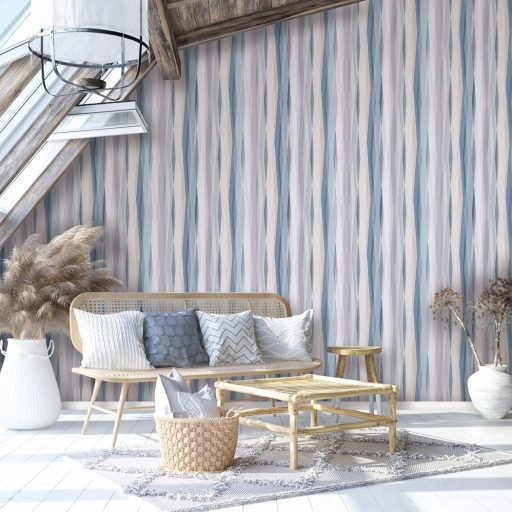 Hullámzó függönyszerű kissé boho csikos minta pasztell színskálán kék halvány lila krém szürke és bézs tónus tapéta