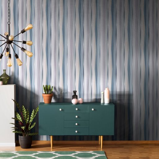 Hullámzó függönyszerű kissé boho csikos minta pasztell színskálán kék halvány lila krém szürke és bézs tónus tapéta