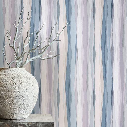 Hullámzó függönyszerű kissé boho csikos minta pasztell színskálán kék halvány lila krém szürke és bézs tónus tapéta