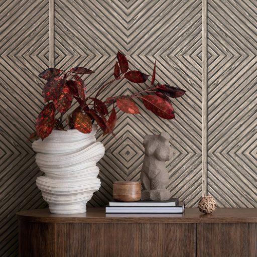 Hipnotikus 3D chevron/halszálka minta - a parkett a falra költözilk szürke barna szürkésbarna és fekete tónus tapéta