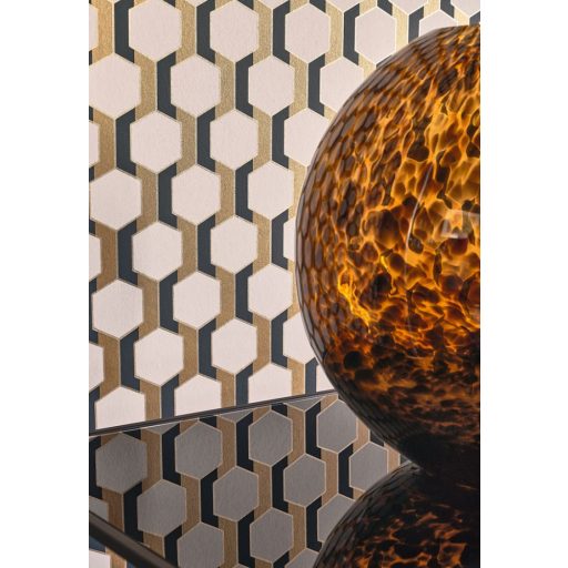 Kortárs grafika és a barokk stílus ötvözete - 3D Hexagon minta bézs fekete és arany tónus tapéta