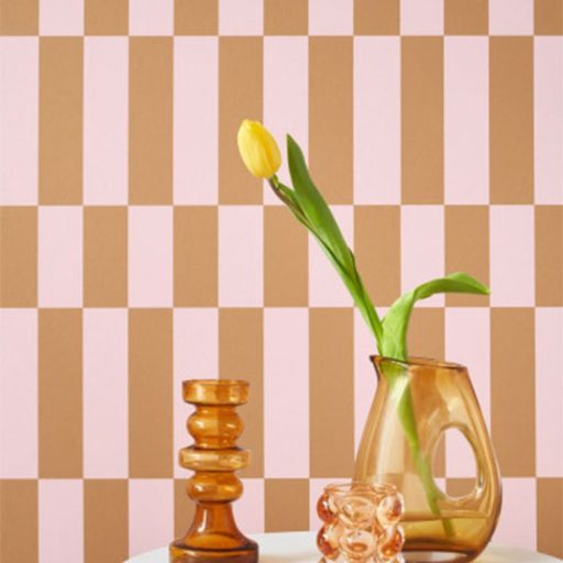 Tipikus amerikai "Diner" geometrikus grafikus motívum pármai lila és tevebarna tónus tapéta