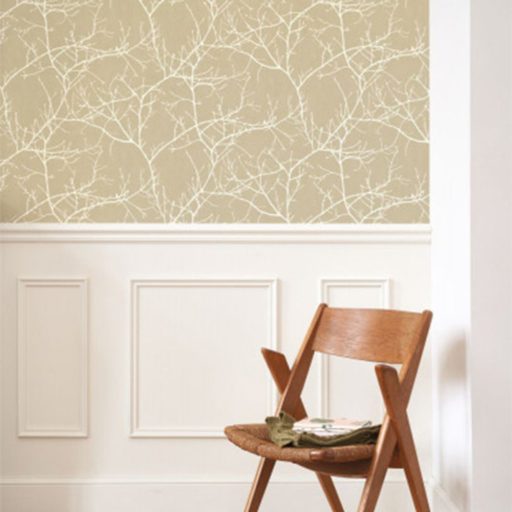 Ikonikus Casadeco design - Faágak minimalista megjelenítésben bézs/homokszín és krém tónus tapéta