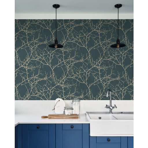 Ikonikus Casadeco design - Faágak minimalista megjelenítésben tintakék és bézs tónus tapéta