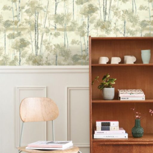 Sudár nyírfatörzsek foltszerű lombozattal skandináv természeti motívum krém szürke bézs és zuzmózöld tónus tapéta