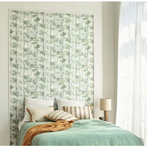 Sudár nyírfatörzsek foltszerű lombozattal skandináv természeti motívum törtfehér szürke aranybarna és eukaliptusz zöld tónus tapéta