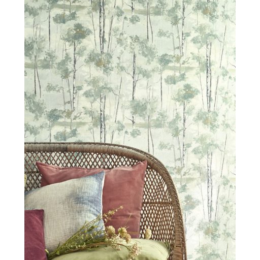 Sudár nyírfatörzsek foltszerű lombozattal skandináv természeti motívum törtfehér szürke aranybarna és eukaliptusz zöld tónus tapéta