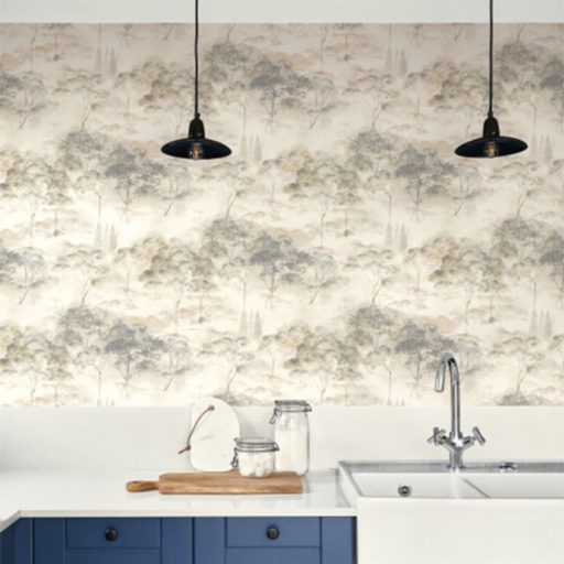 Költői természeti ábrázolás - erdő pehelyszerű ködben fehér szürke sötétszürke és barna tónus tapéta