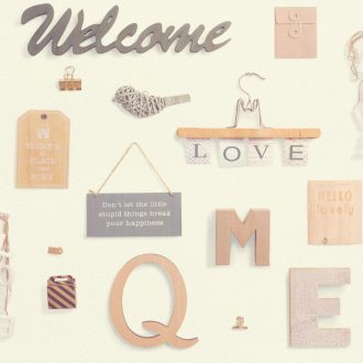   Inspiráló motívációs grafikus 3D minta feliratokkal betűkkel és használati tárgyakkal krém bézs barna és szürke tónus tapéta