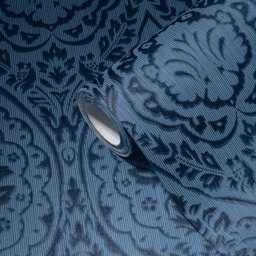 Nagyformátumú exkluzív barokk díszítőminta csillogó textil részletekkel világoskék kék és antracit tónus fémes fény tapéta